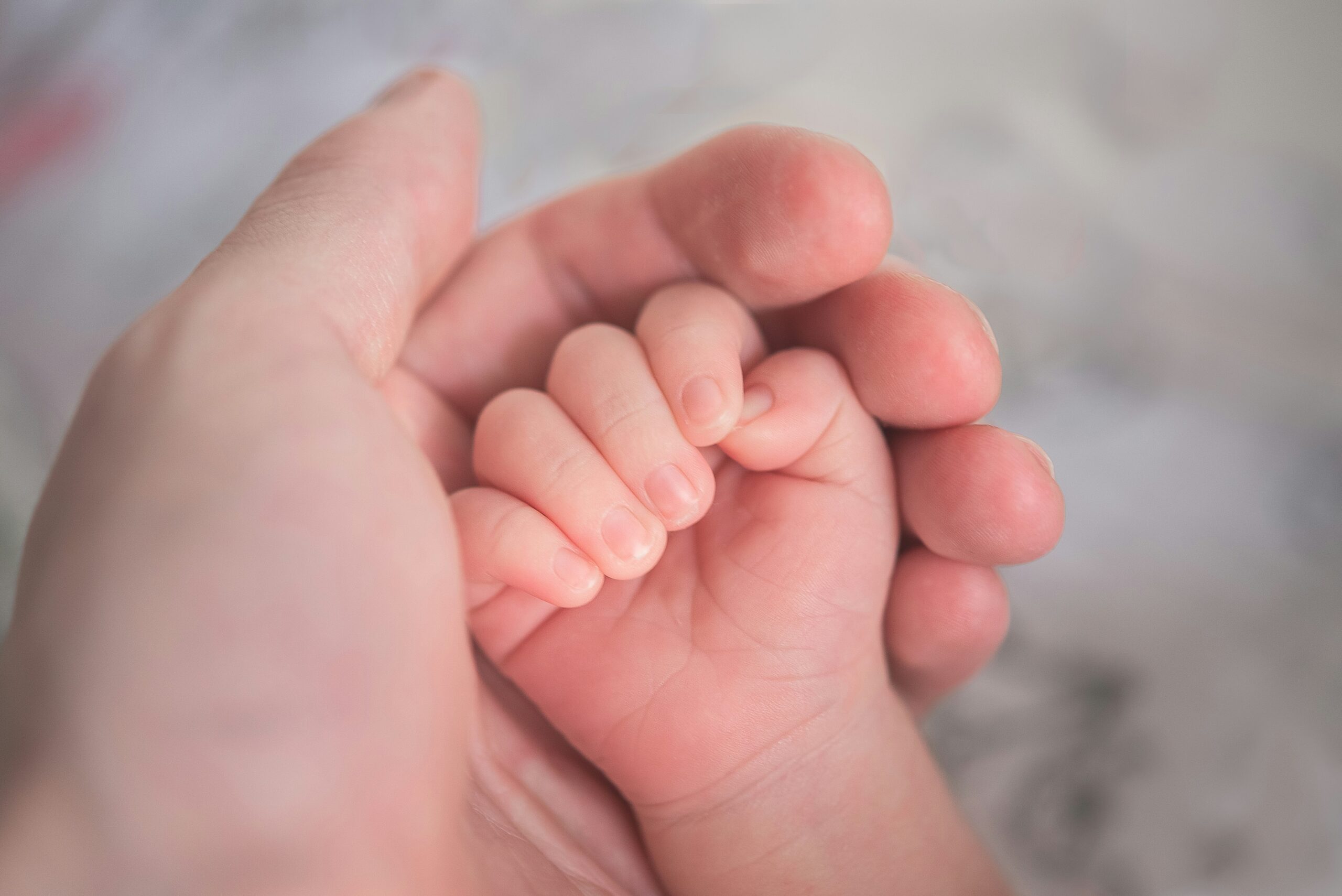 Genitore che tiene vicino un neonato nei primi giorni di vita