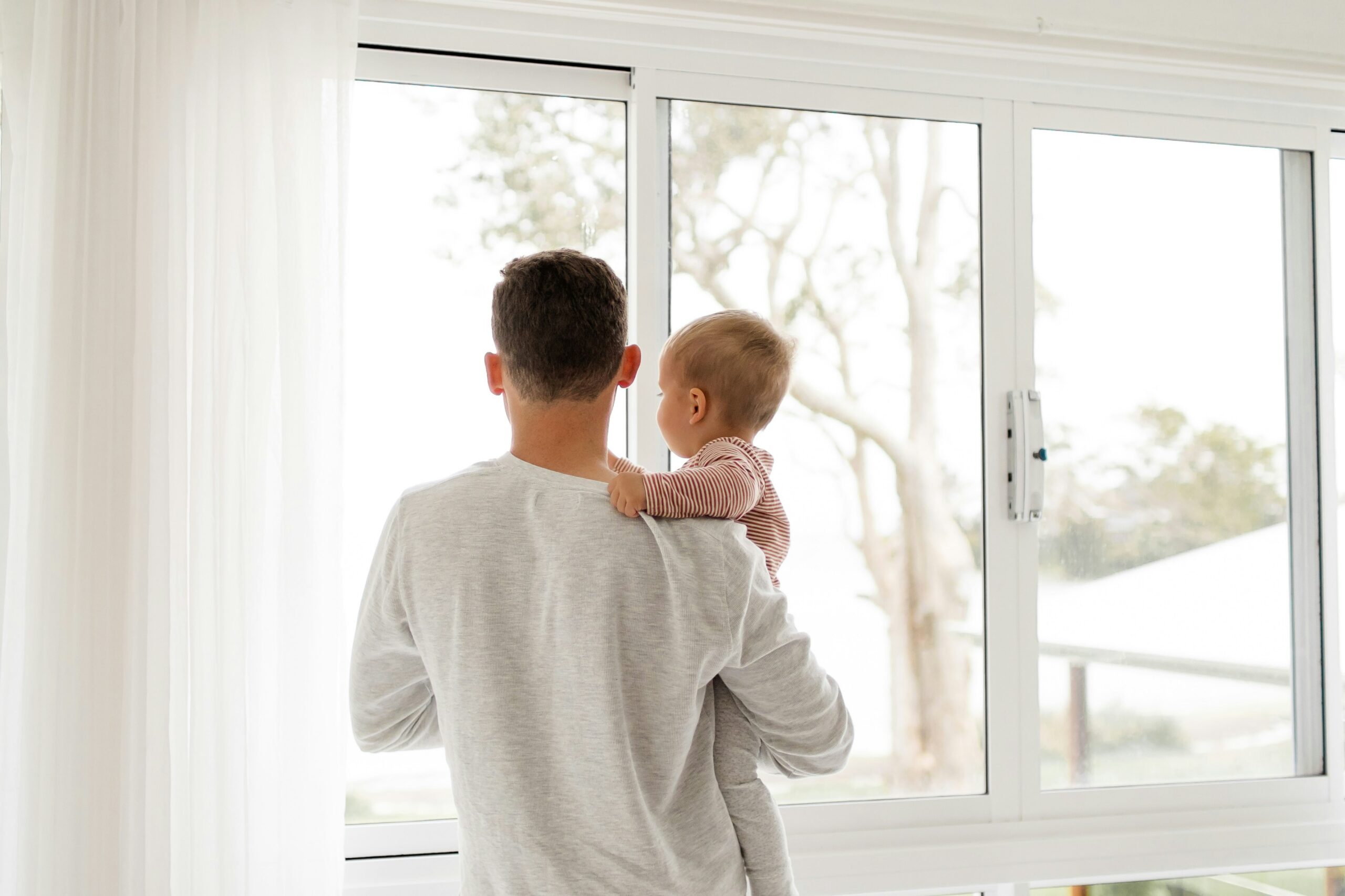 Genitore che abbraccia il proprio bambino in un momento tranquillo