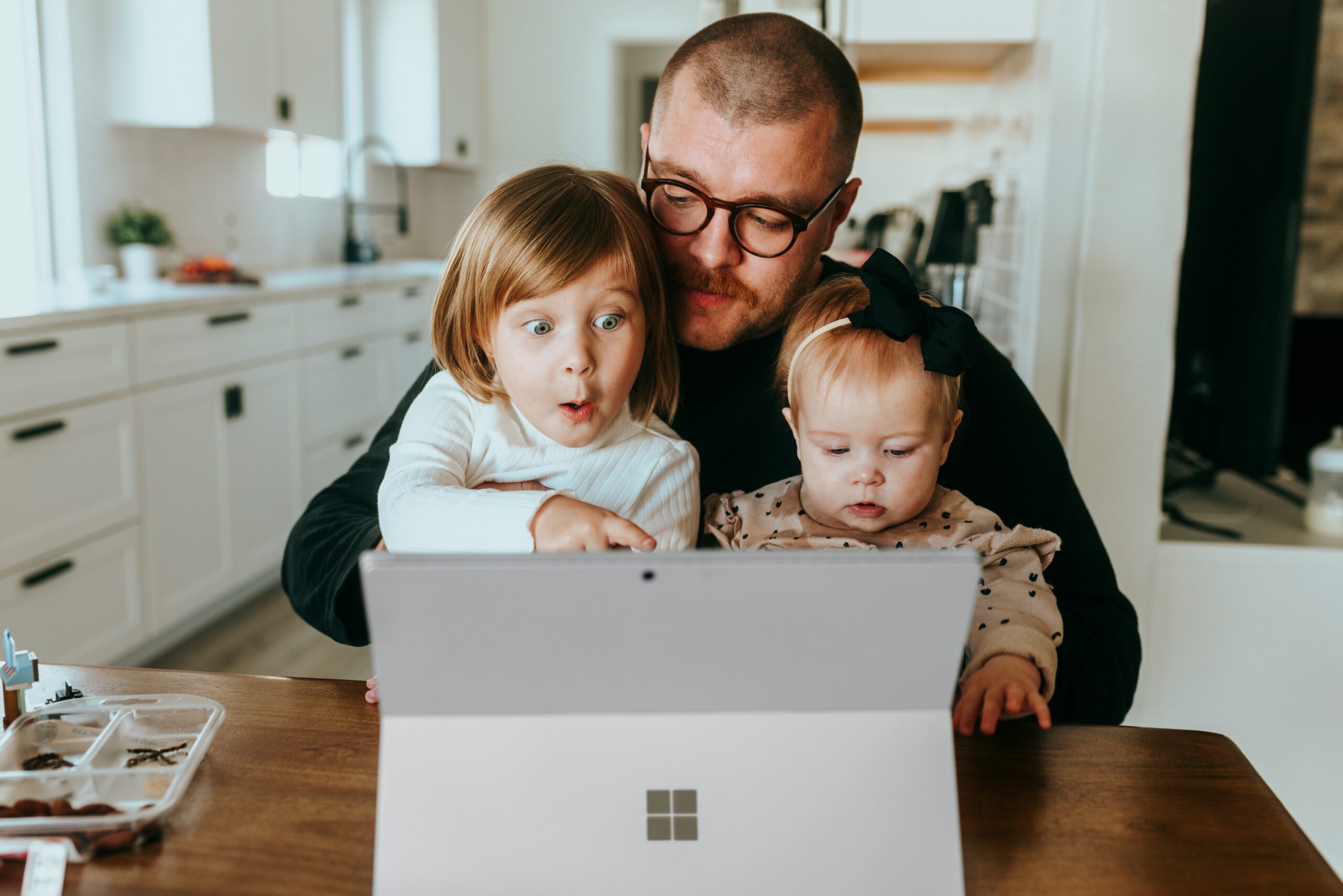 Famiglia durante una consulenza online da casa